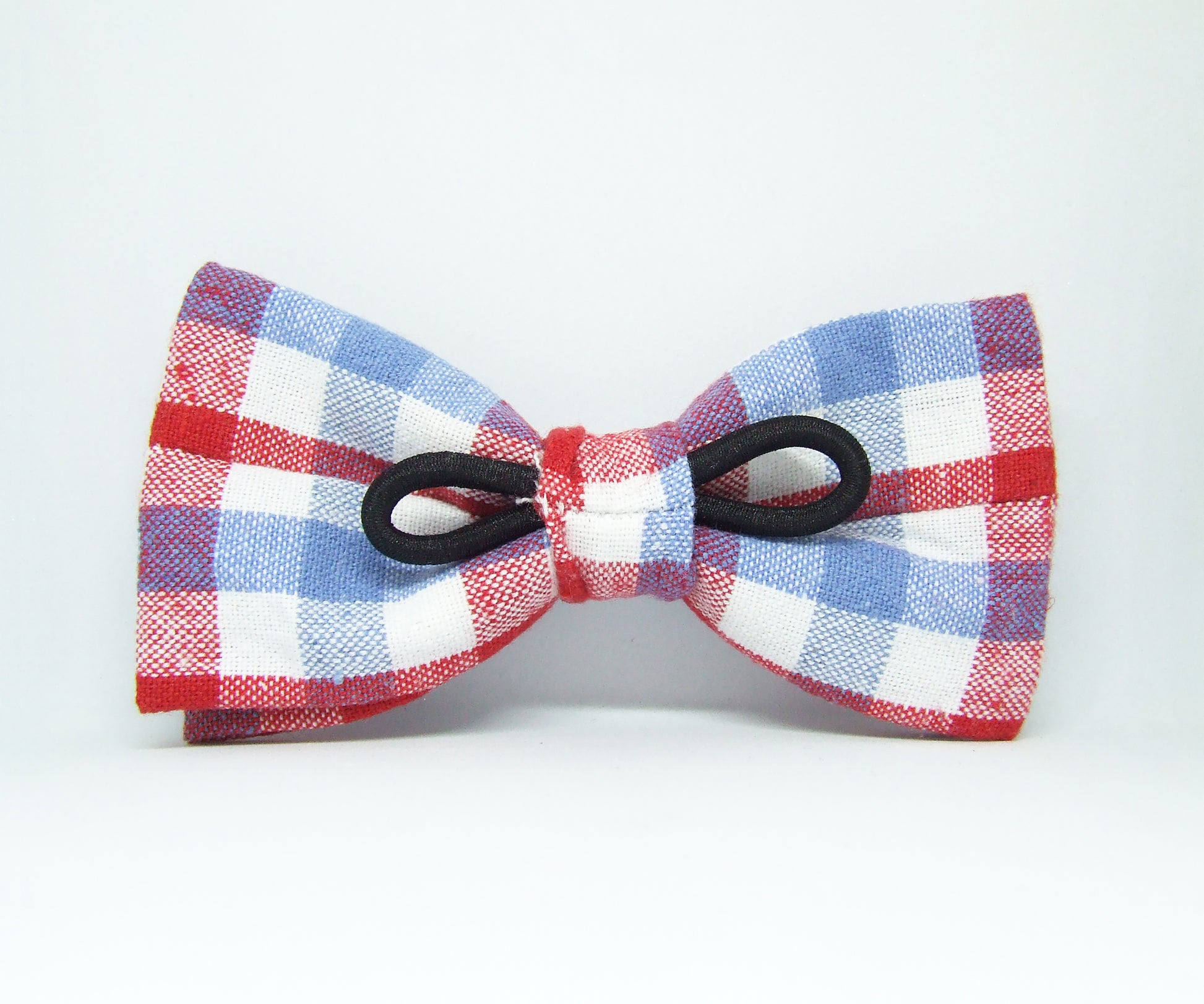 Achterkant hondenstrikje rood wit blauw op witte achtergrond